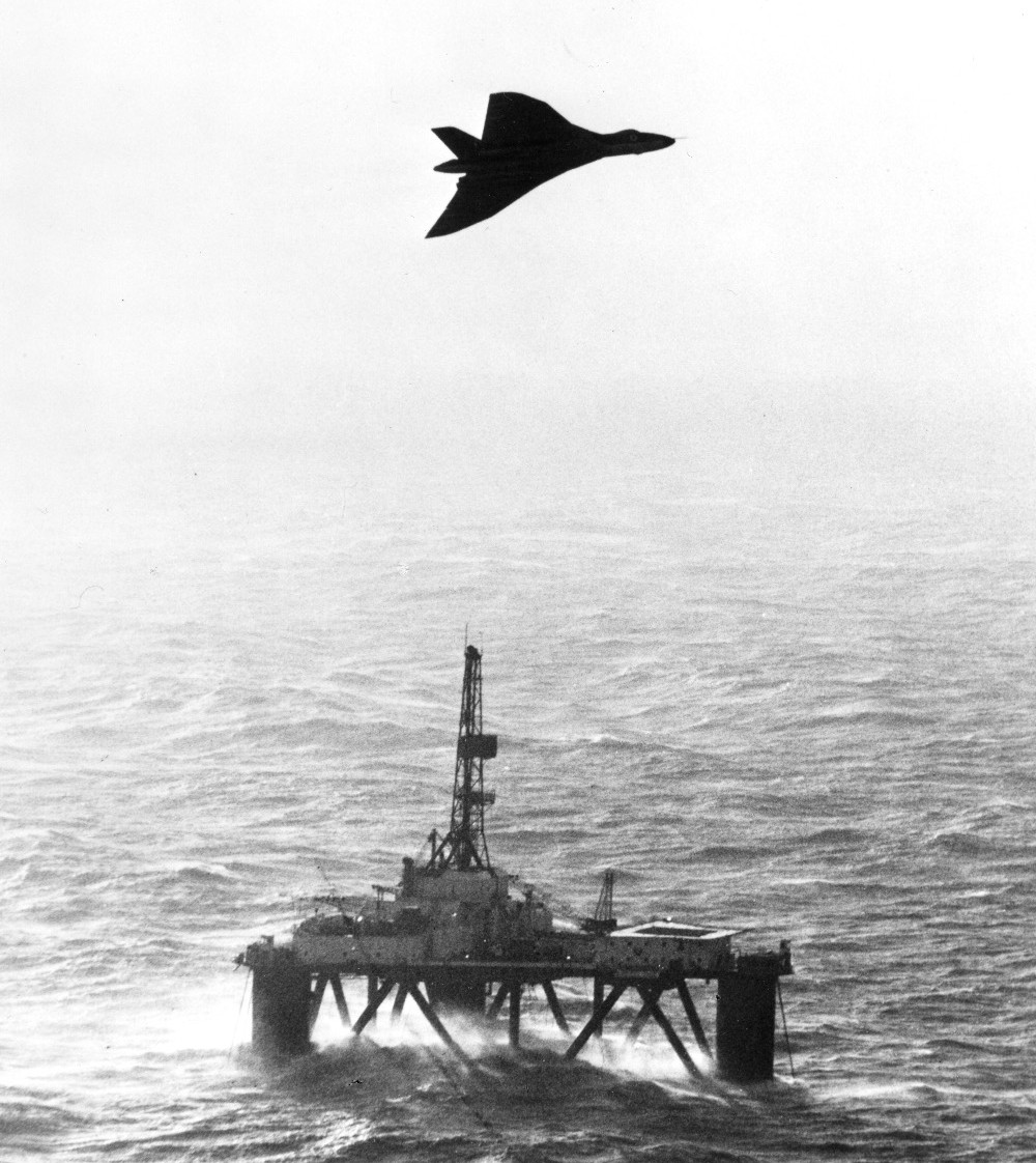 A Vulcan B2 MRR of 27 Squadron keeps an watching eye on a North Sea oil rig. (Crown Copyright)